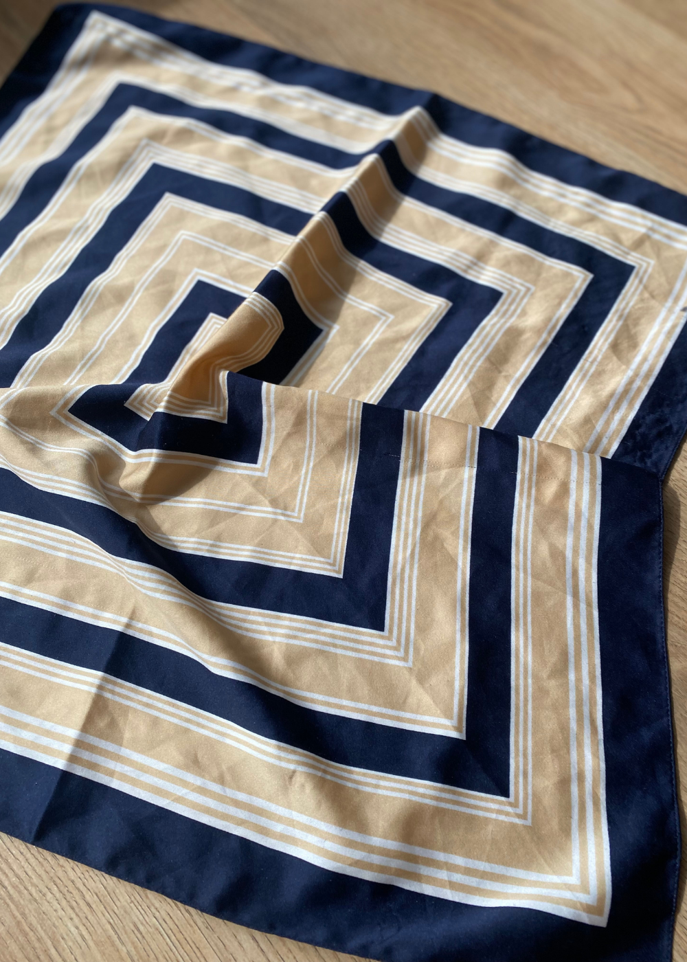 Donkerblauw met beige strepen sjaal