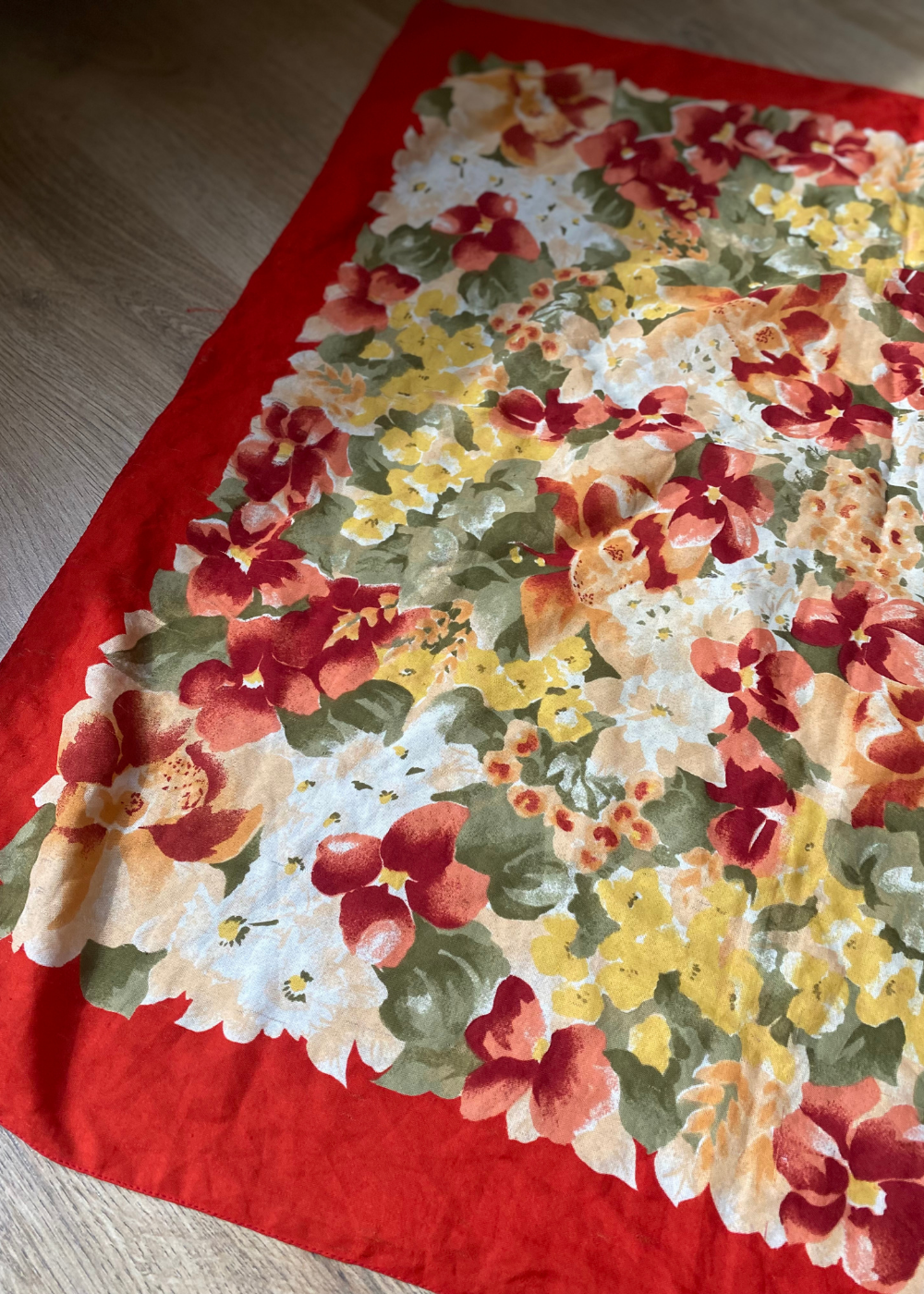 Rode sjaal met bloemen
