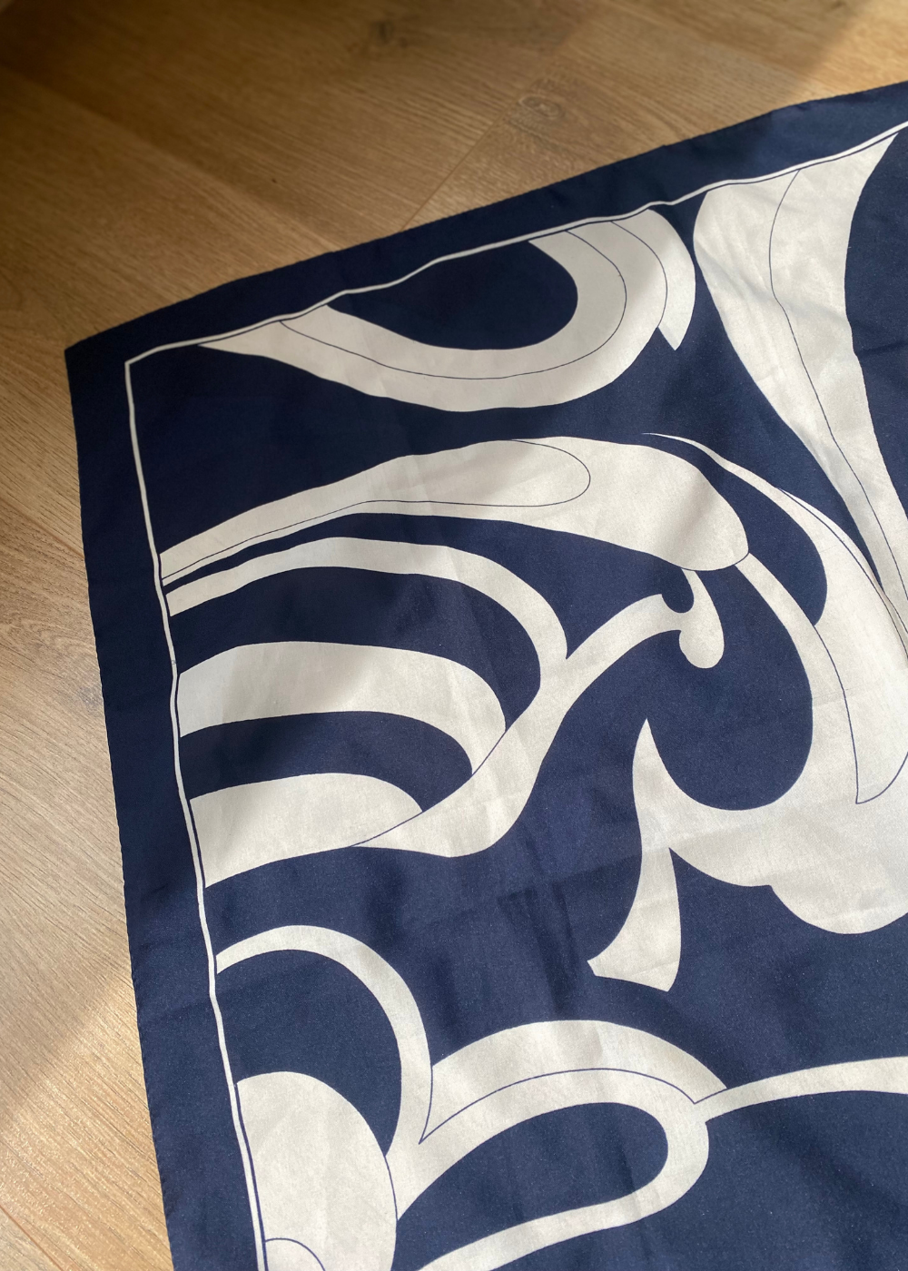 Donkerblauwe sjaal met wit