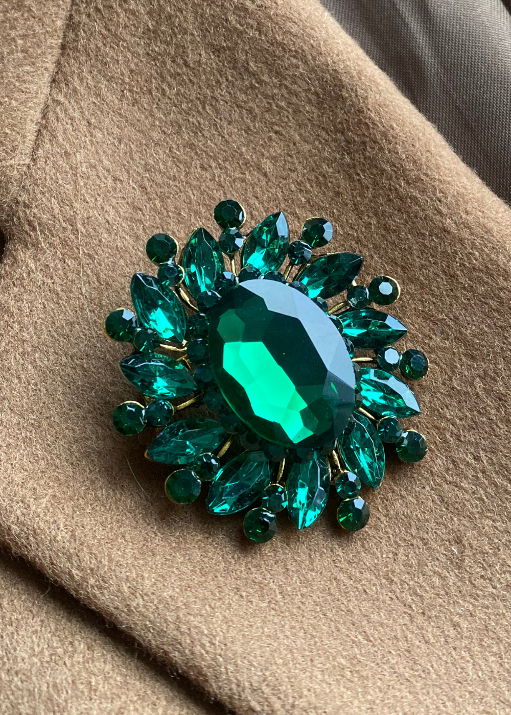 Groene steen broche