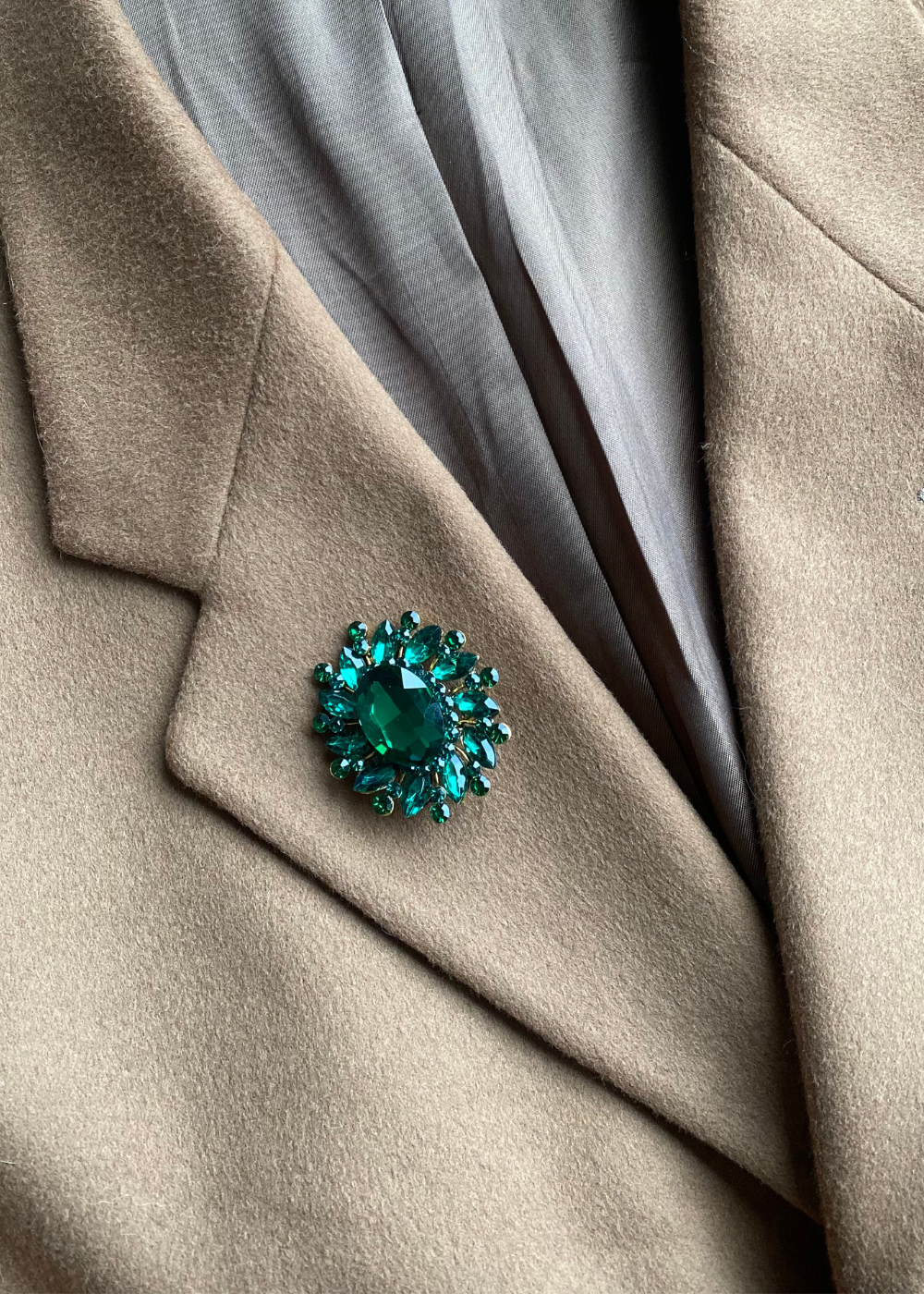 Groene steen broche
