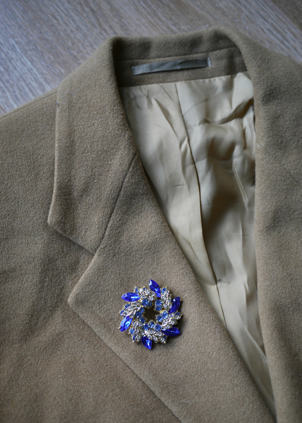 Blauw met goud brouche