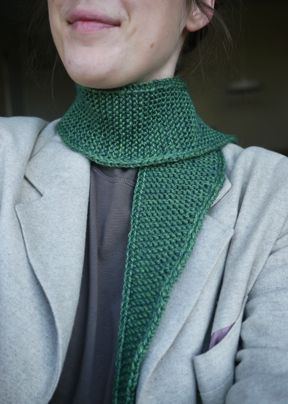 Handgebreide donkergroene sjaal