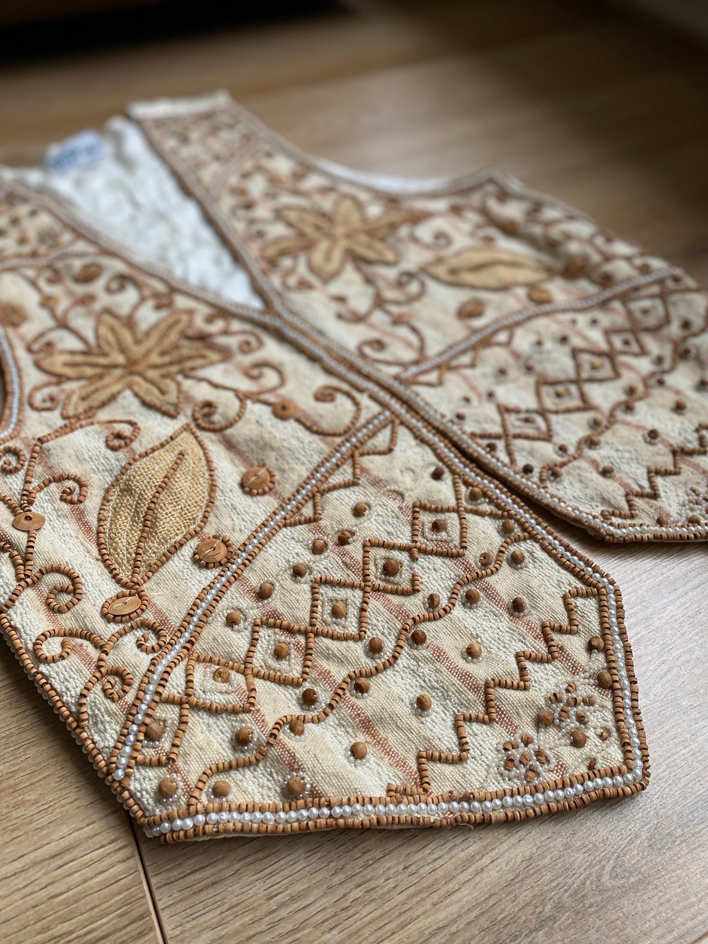 Beige gilet met kralen – maat M tot XL