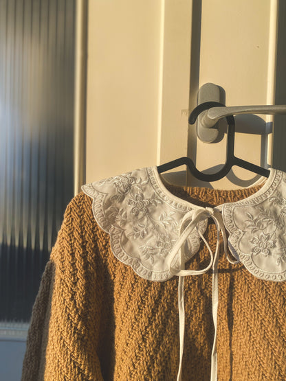 Witte geborduurd kraagje