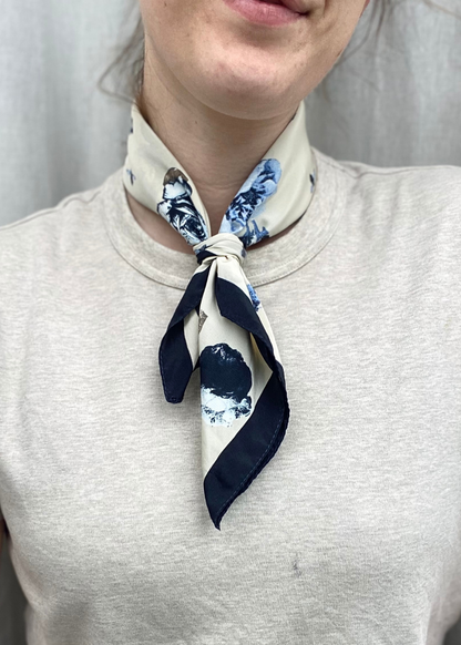 Beige sjaal met blauwe bloemen