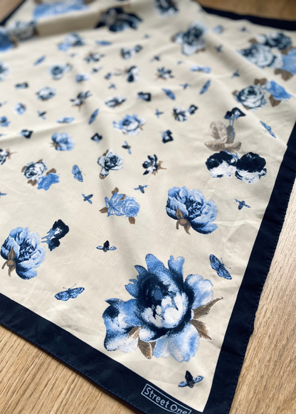 Beige sjaal met blauwe bloemen