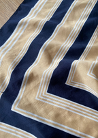 Donkerblauw met beige strepen sjaal