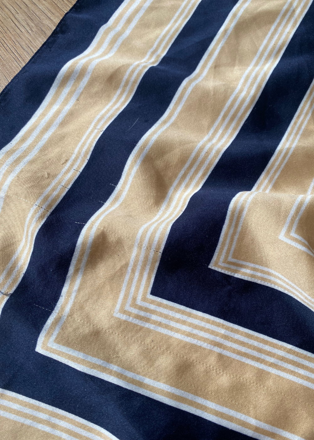 Donkerblauw met beige strepen sjaal