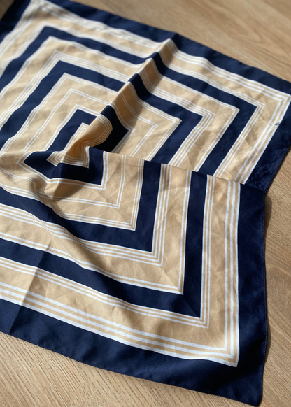 Donkerblauw met beige strepen sjaal