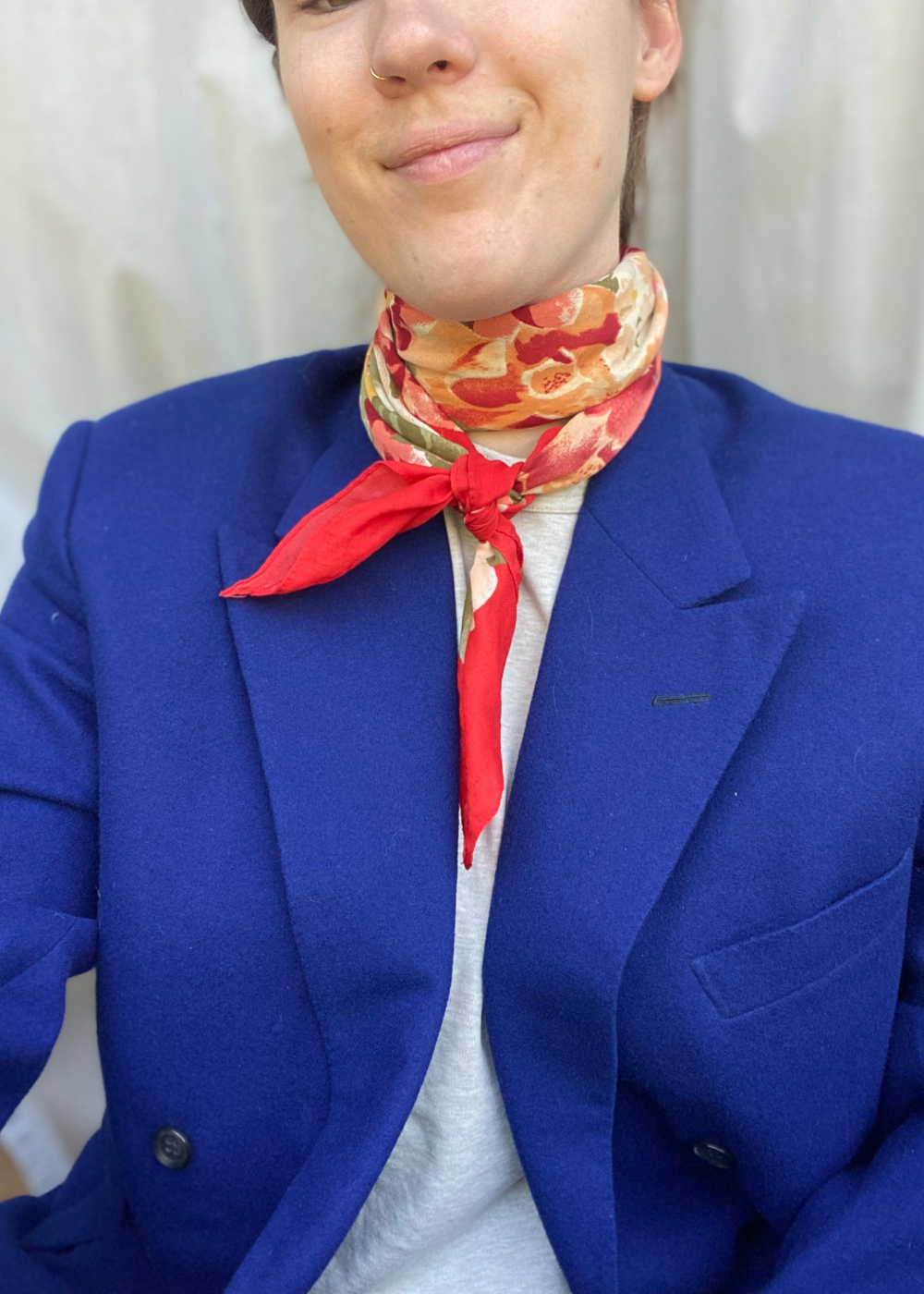 Rode sjaal met bloemen