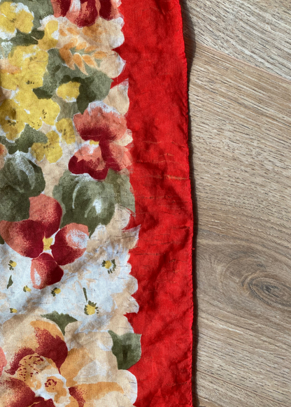 Rode sjaal met bloemen