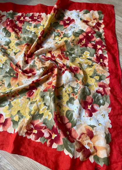 Rode sjaal met bloemen