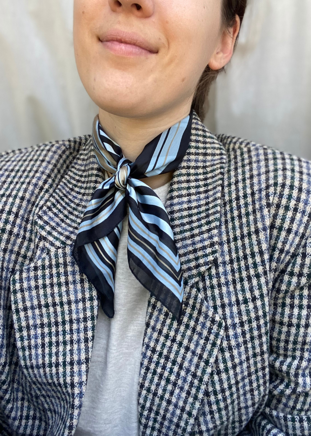 Beige met blauw gestreepte sjaal