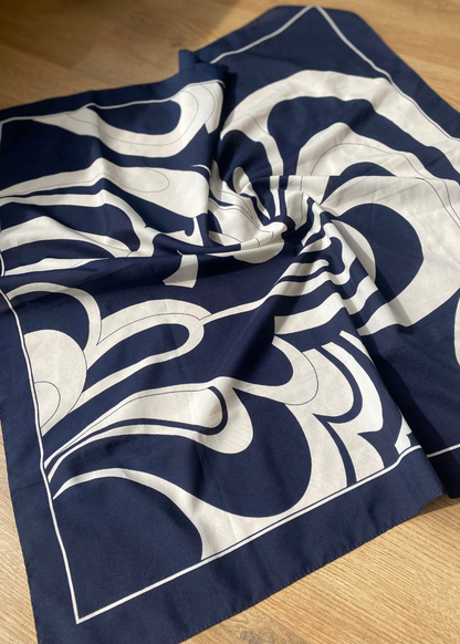 Donkerblauwe sjaal met wit