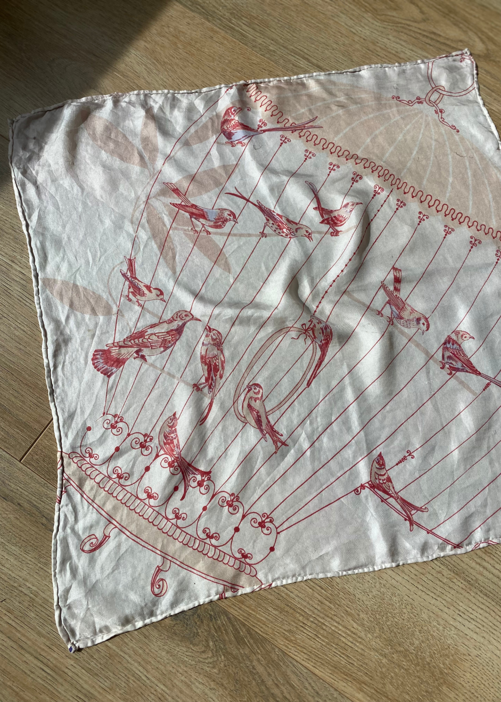 Zijde beige sjaal met vogelprint