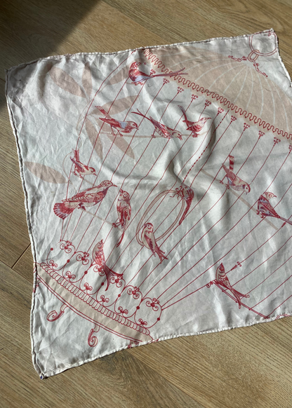 Zijde beige sjaal met vogelprint