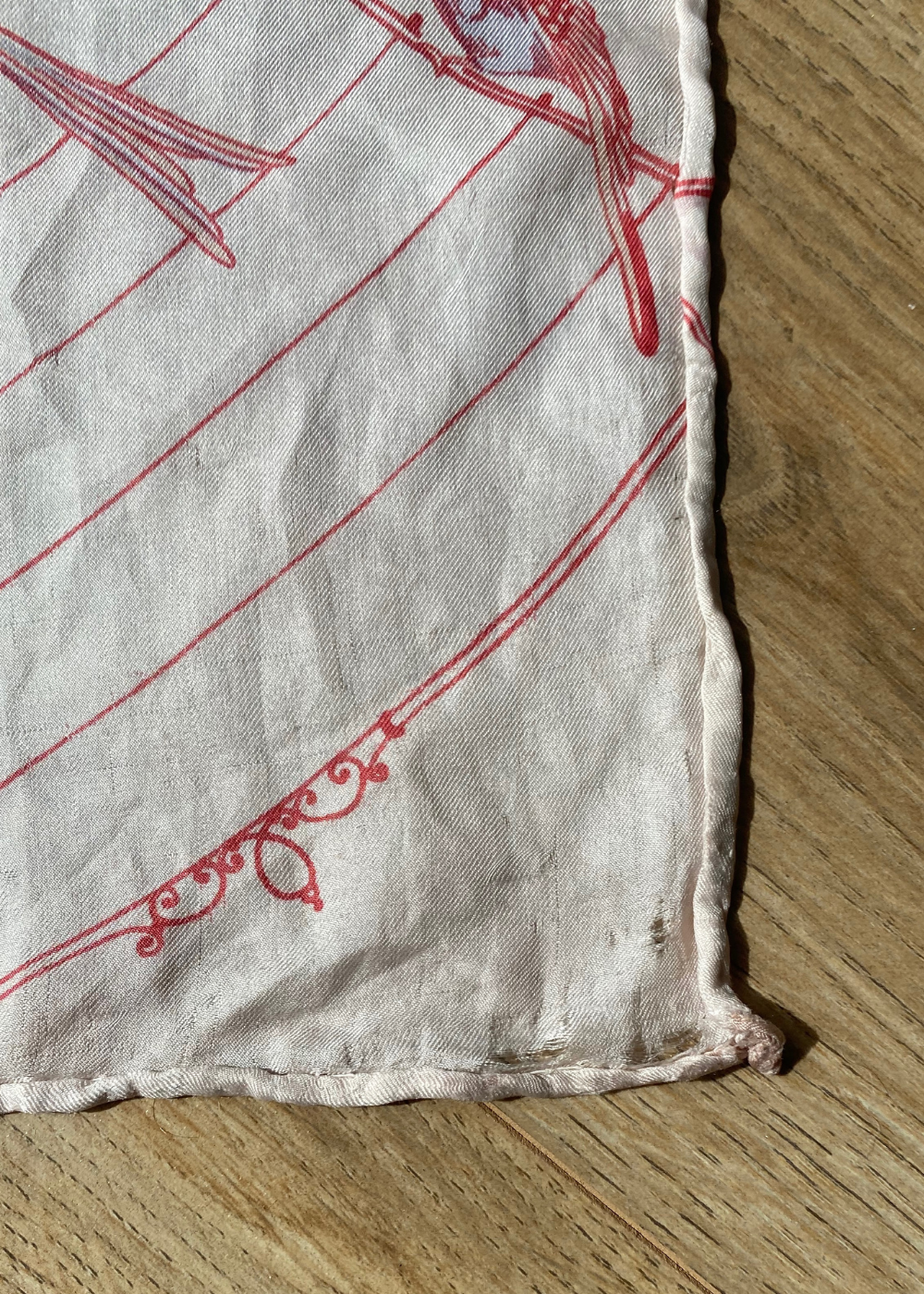 Zijde beige sjaal met vogelprint