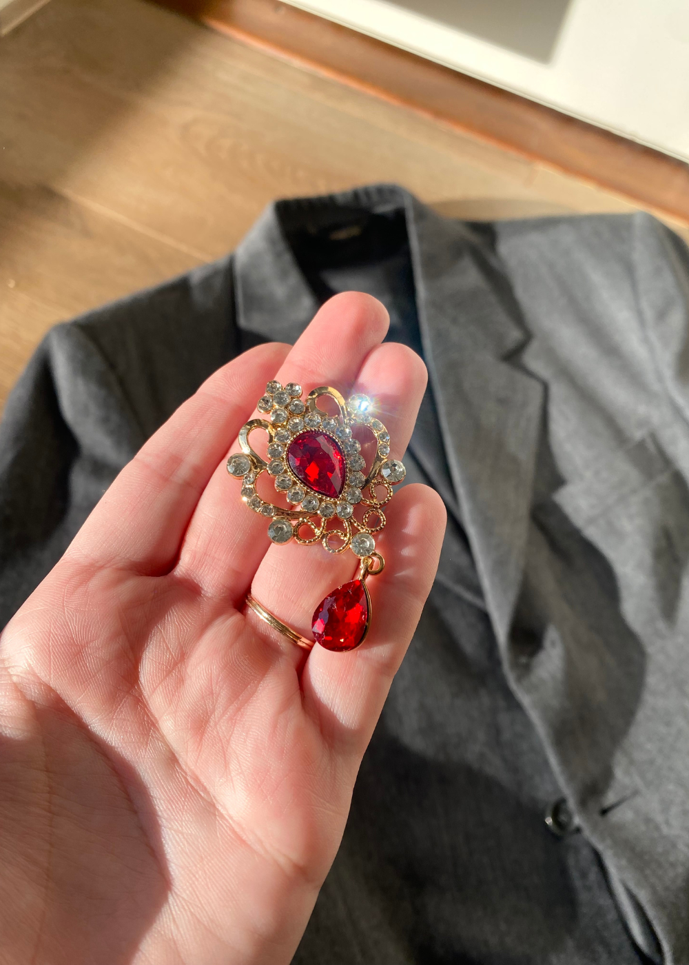Rode broche