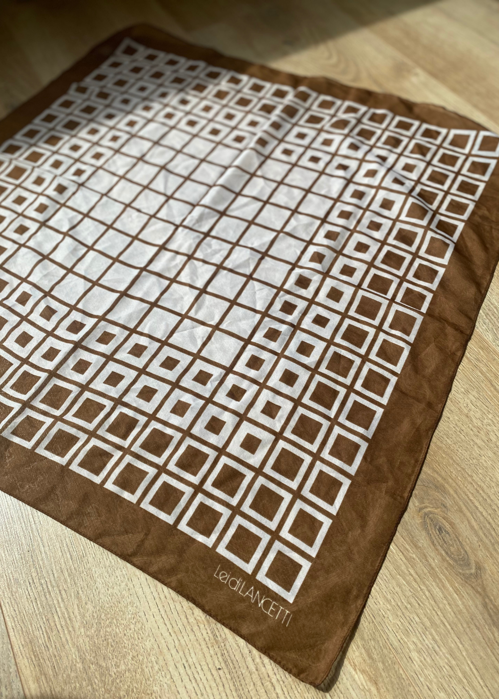 Bruine sjaal met print