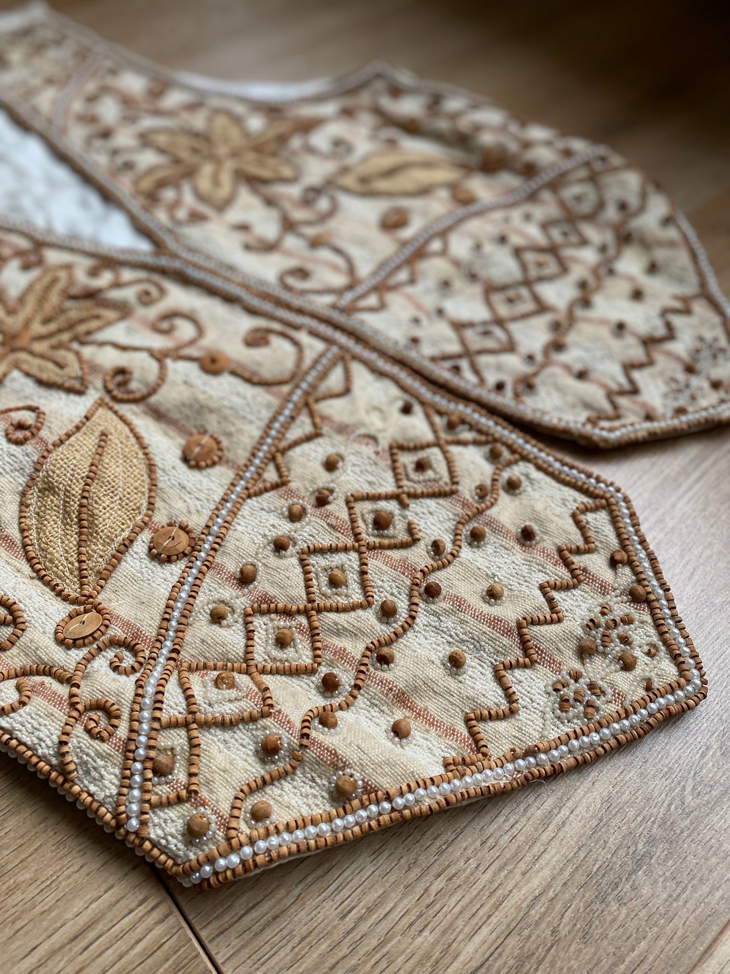 Beige gilet met kralen – maat M tot XL