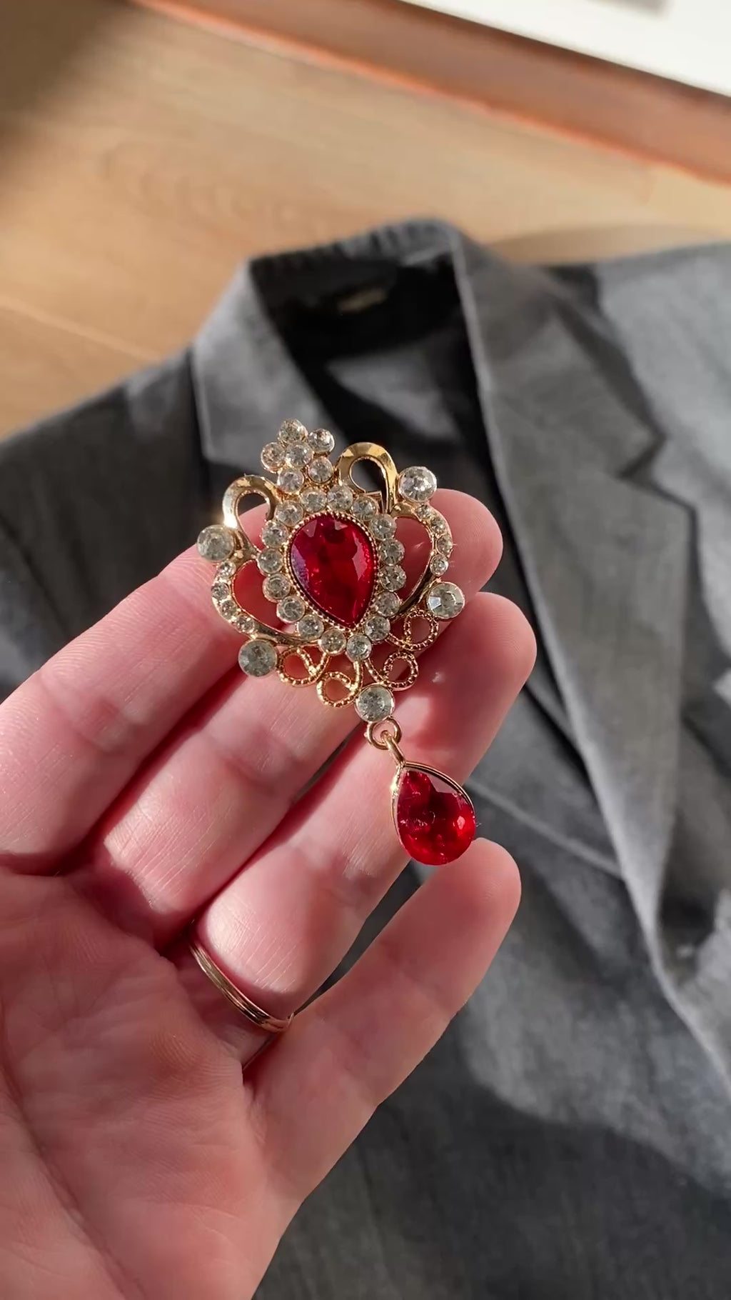 Rode broche