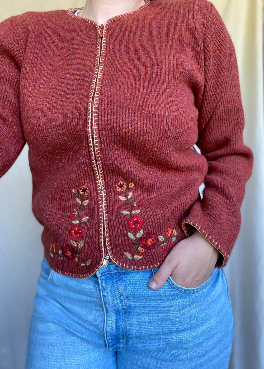 Roodbruin vest met borduursels - maat S/M