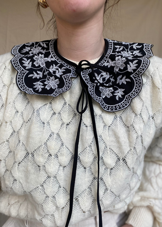 Zwart geborduurd kraagje