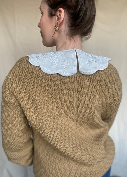 Witte geborduurd kraagje