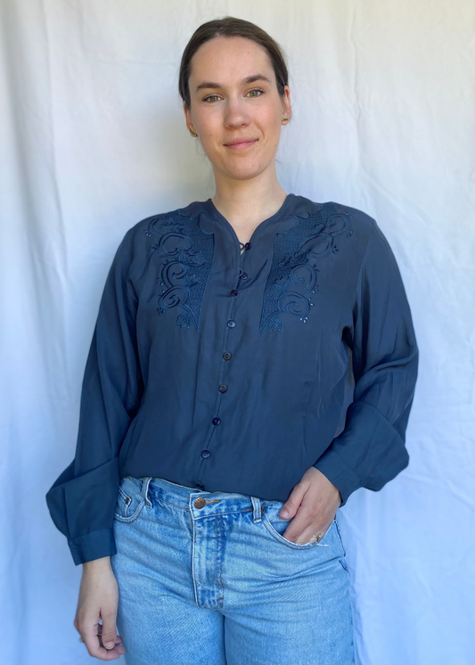 Blauwe dames blouse met geborduurde details - maat M/L