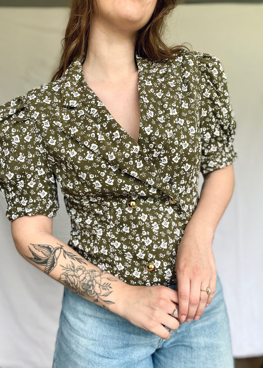 Groene top met bloemen - l