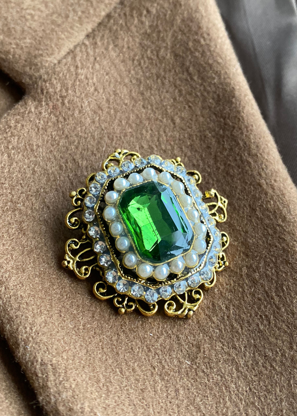 Goud/groene broche