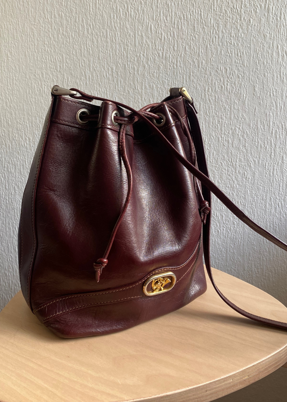 Vintage bordeauxrode bucket bag