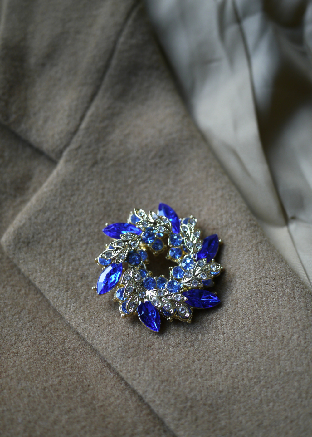 Blauw met goud brouche