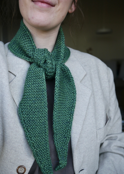Handgebreide donkergroene sjaal