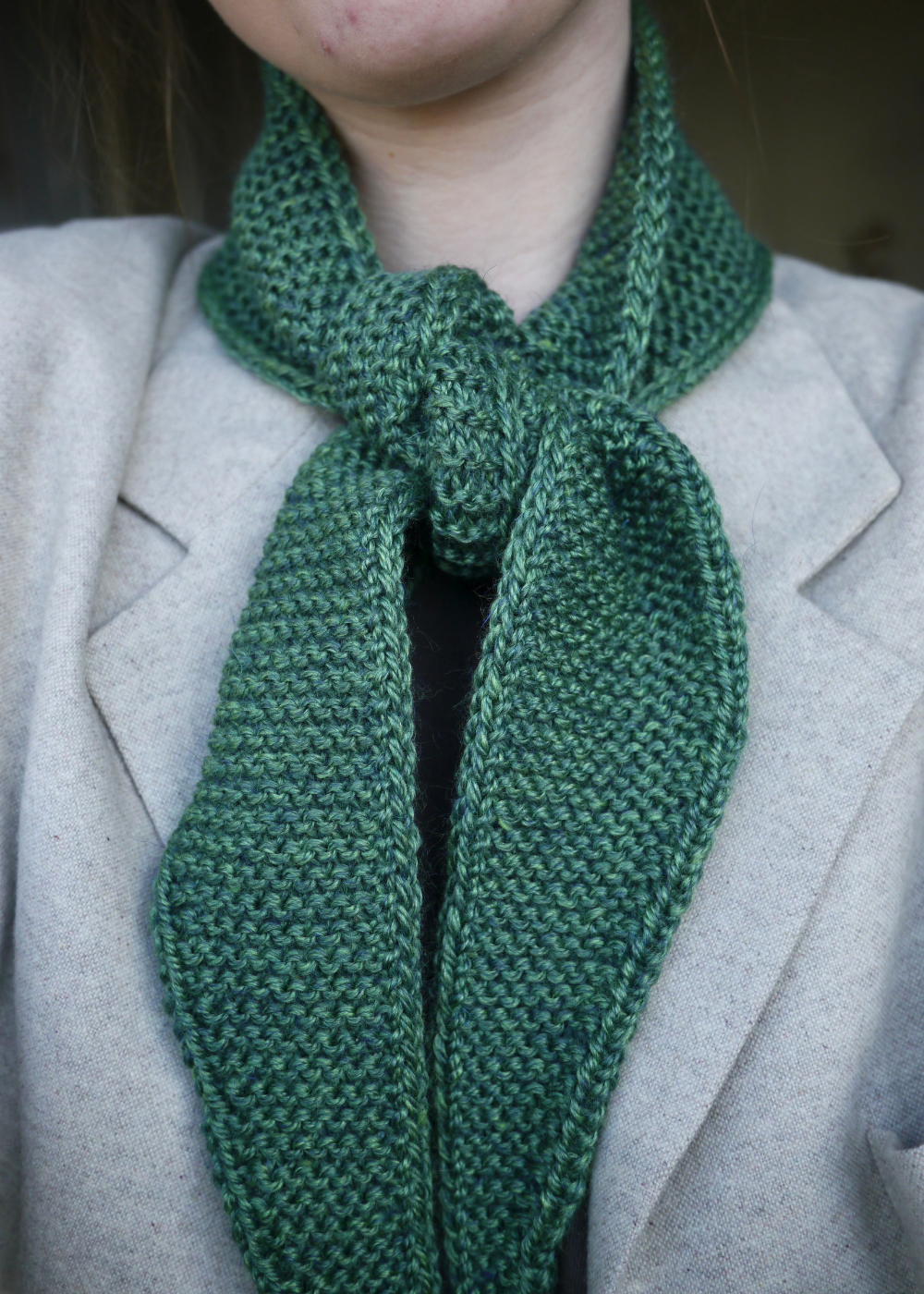 Handgebreide donkergroene sjaal