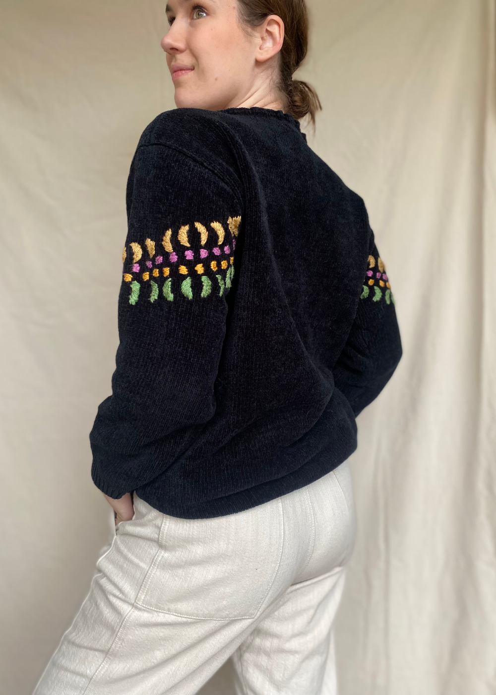 Zwarte geborduurde trui - maat M/L