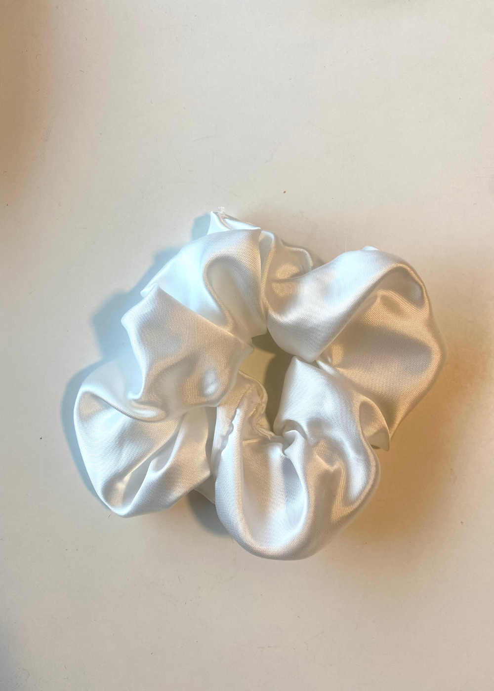 Wit glans scrunchie