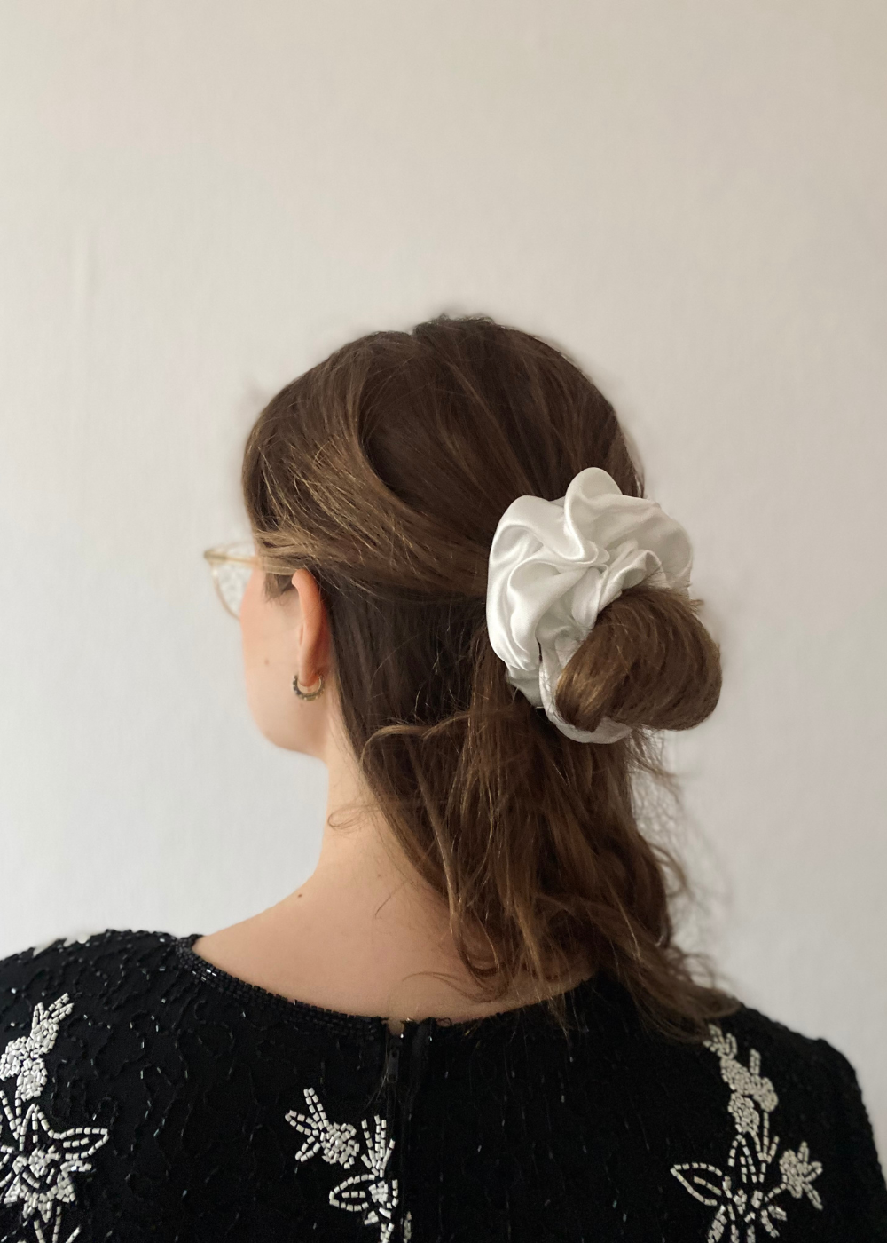 Wit glans scrunchie